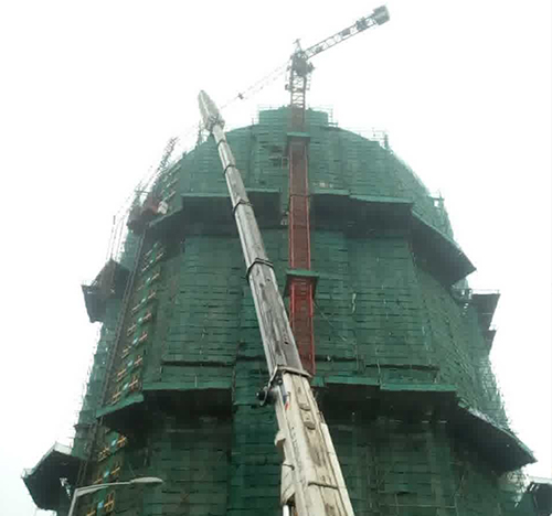 玉溪吊车在工地上作业